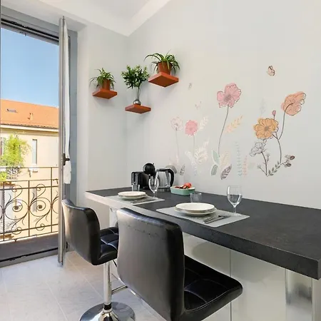 A Stone's Throw From - Balcony - Ac Apartment *